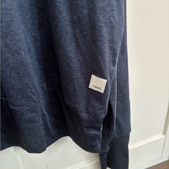 Vuori DayDream Long Sleeve Crew Top Size Large in Dark Blue Shirt Athleisure Gym - Picture 2 of 3